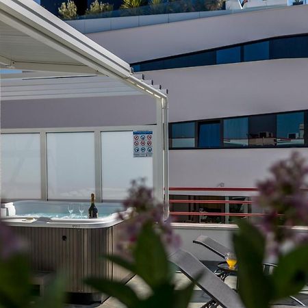 Seaside Penthouse With Hot Tub Sky Living Apartment Split Bagian luar foto