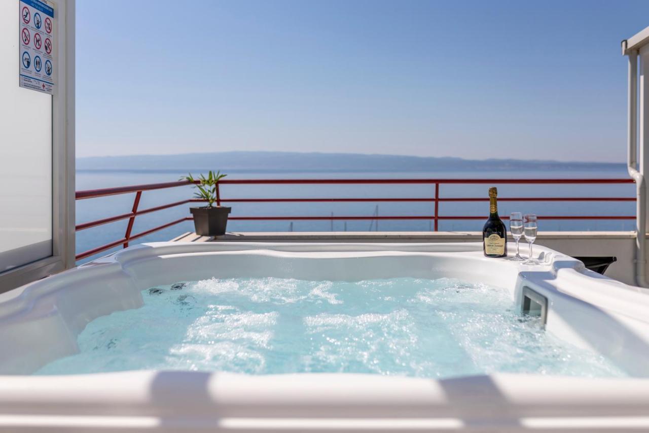 Seaside Penthouse With Hot Tub Sky Living Apartment Split Bagian luar foto