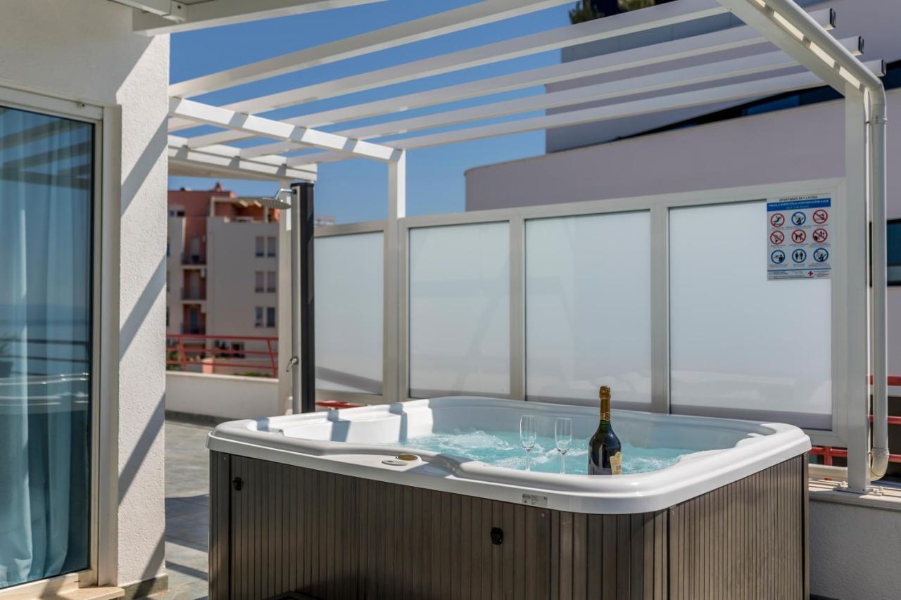 Seaside Penthouse With Hot Tub Sky Living Apartment Split Bagian luar foto