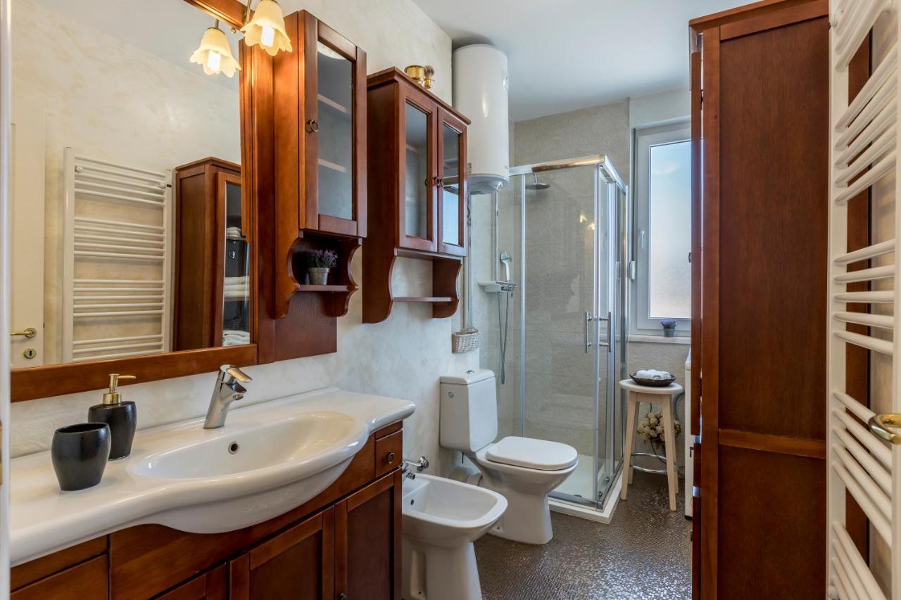 Seaside Penthouse With Hot Tub Sky Living Apartment Split Bagian luar foto