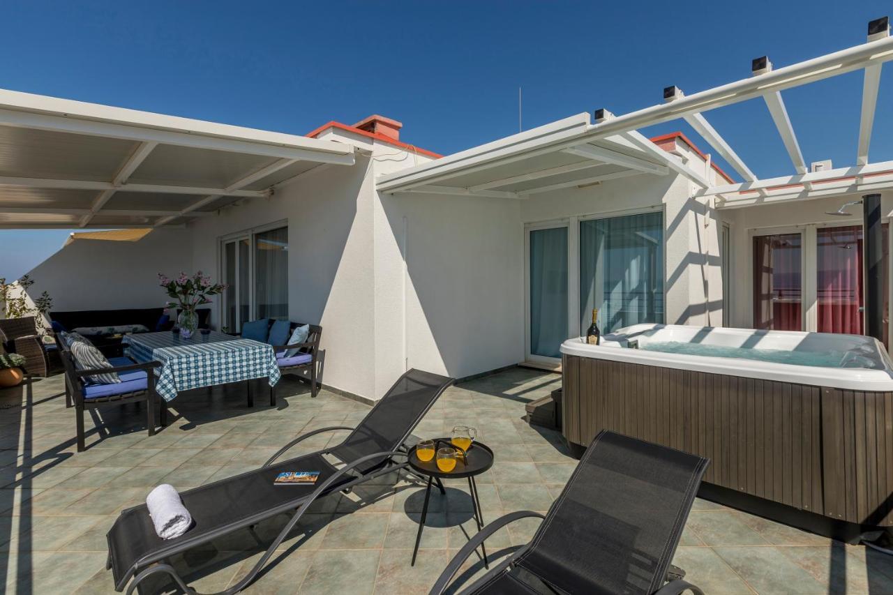 Seaside Penthouse With Hot Tub Sky Living Apartment Split Bagian luar foto