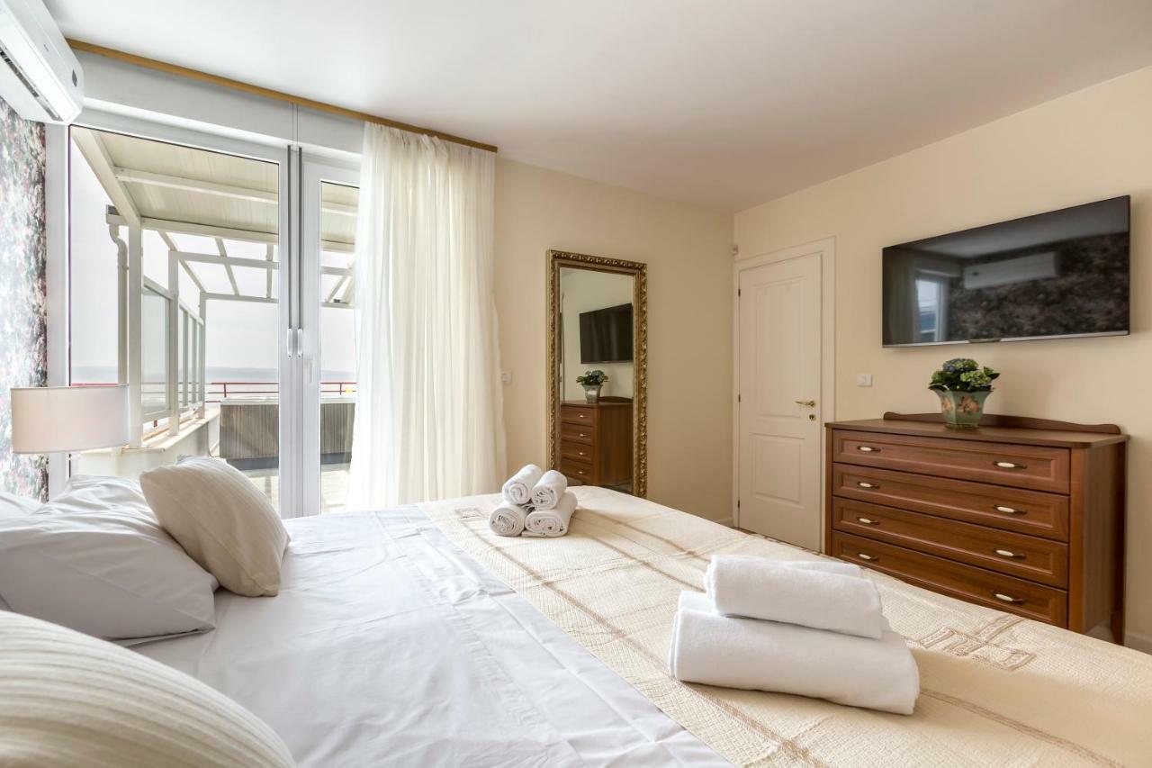 Seaside Penthouse With Hot Tub Sky Living Apartment Split Bagian luar foto