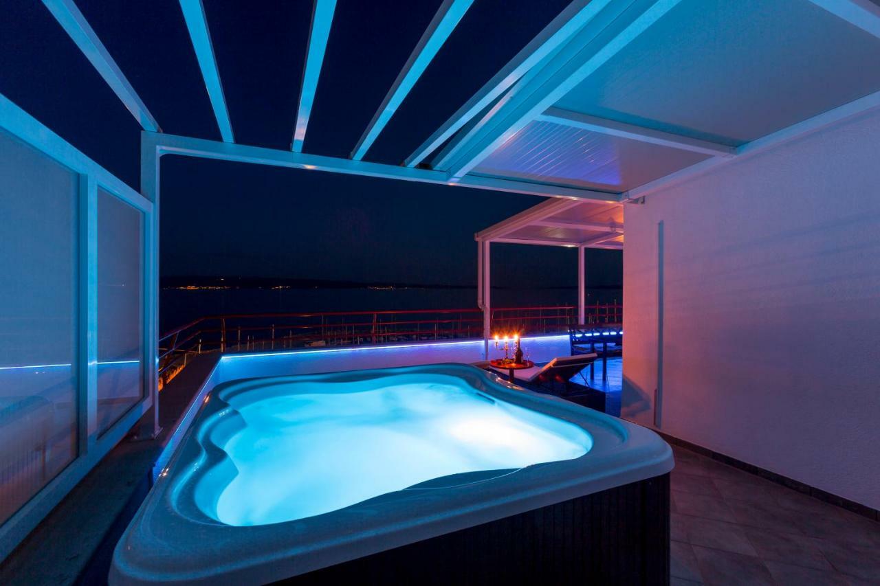 Seaside Penthouse With Hot Tub Sky Living Apartment Split Bagian luar foto