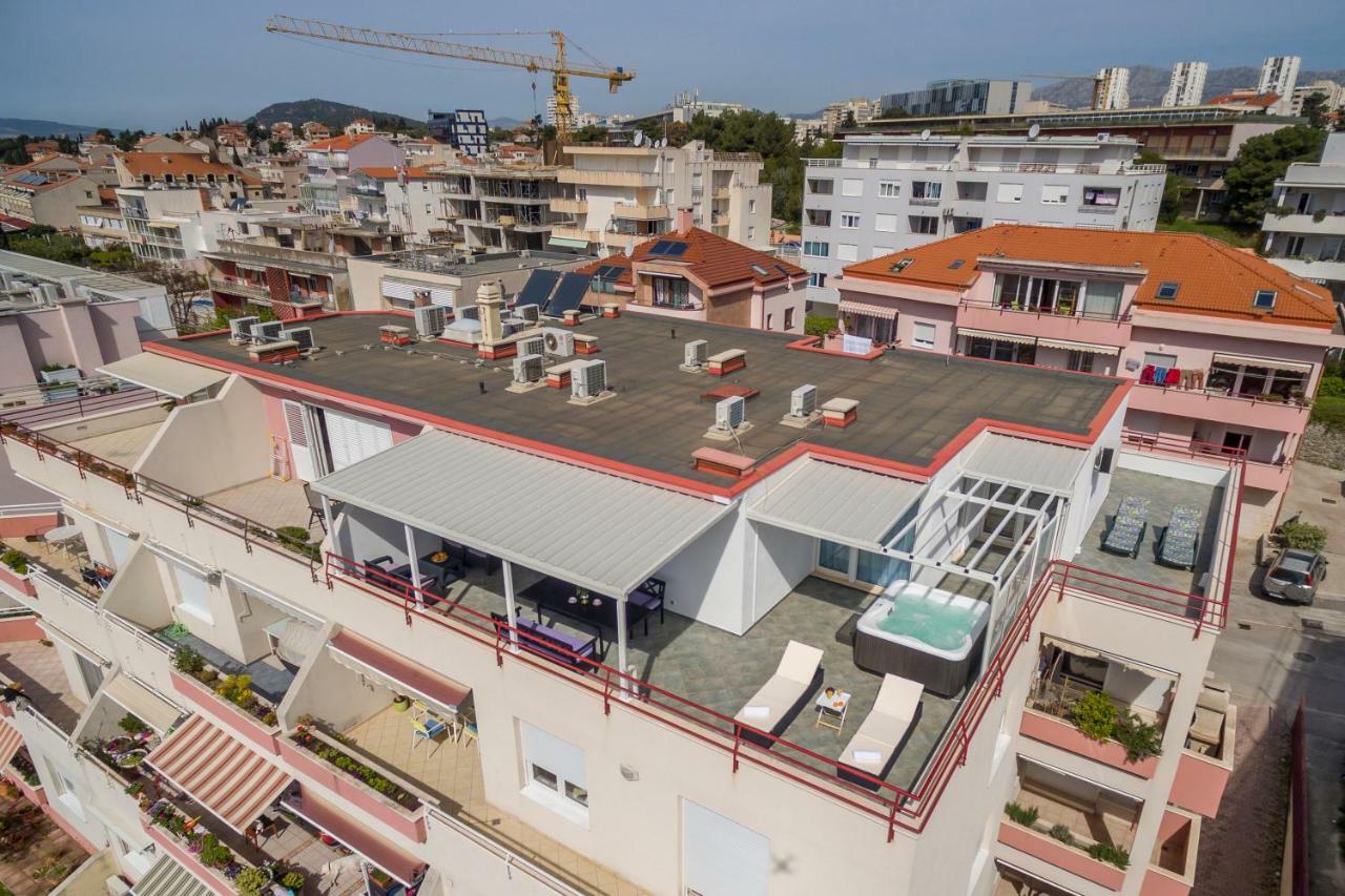 Seaside Penthouse With Hot Tub Sky Living Apartment Split Bagian luar foto