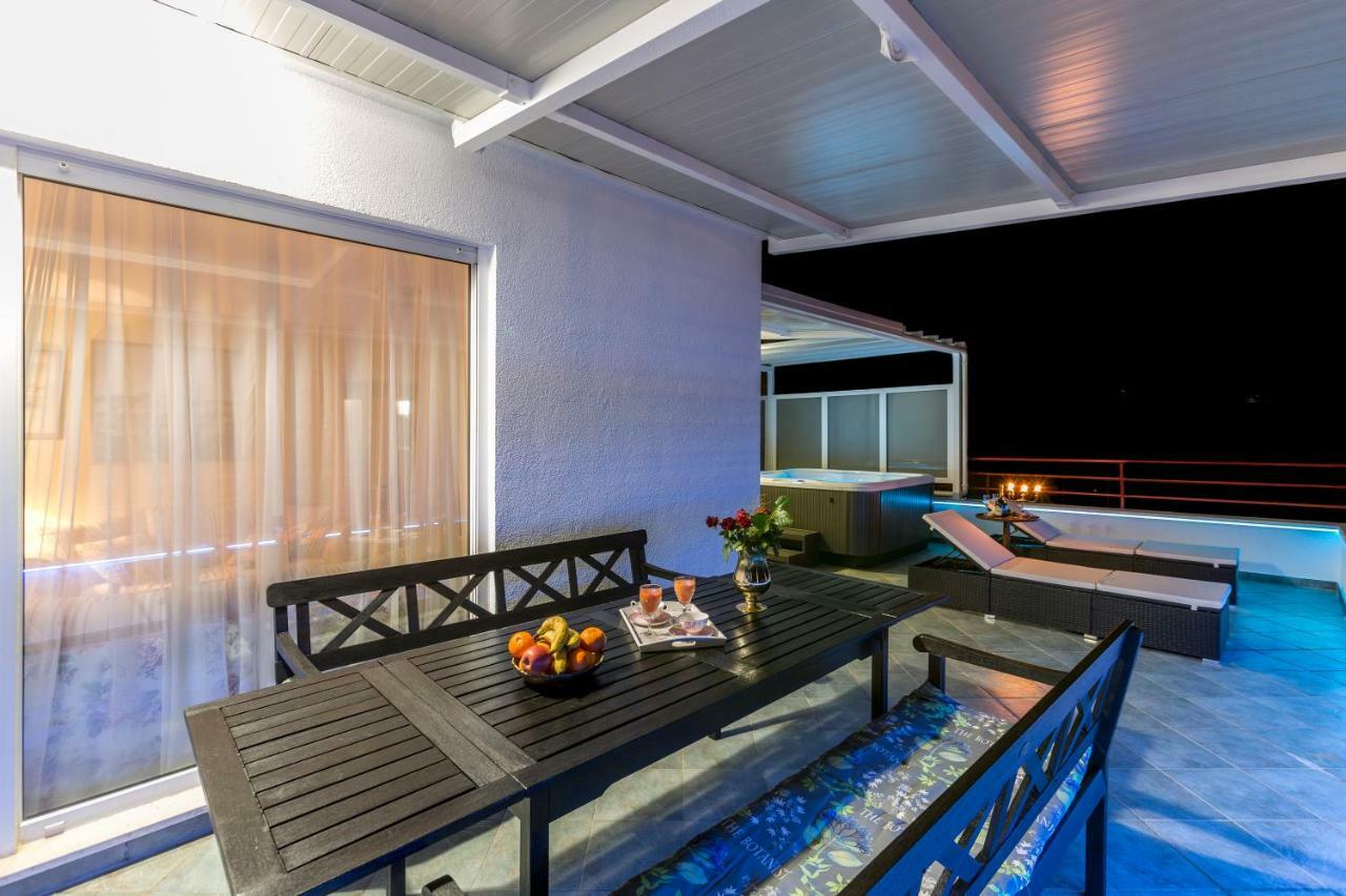 Seaside Penthouse With Hot Tub Sky Living Apartment Split Bagian luar foto